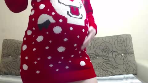 Snapshot of petite_red95 chatting on 12/27/24, 12:01 cosmina online show from 12/27/24, 12:01