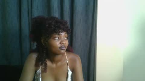 Snapshot of petite_temptation chatting on 12/04/25, 09:01 Bad gurl Riri online show from 12/04/25, 09:01