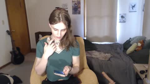 Snapshot of petitecut chatting on 02/21/25, 09:32 caracal online show from 02/21/25, 09:32