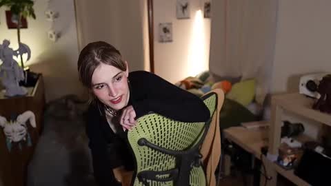 Snapshot of petitecut chatting on 02/25/25, 02:47 caracal online show from 02/25/25, 02:47