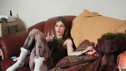 Snapshot of petitecut chatting on 03/11/25, 02:21 caracal online show from 03/11/25, 02:21