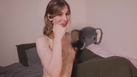 Snapshot of petitecut chatting on 10/10/25, 12:20 caracal online show from 10/10/25, 12:20