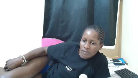 Snapshot of petitegirly12 chatting on 09/27/25, 06:57 petitegirly12 online show from 09/27/25, 06:57