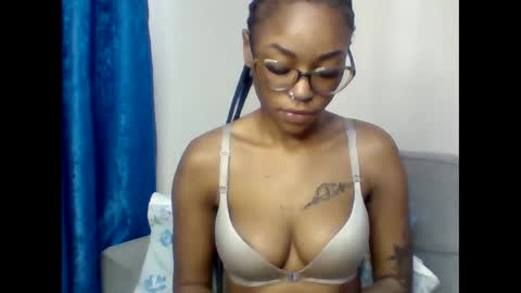 Snapshot of pettite_babe chatting on 09/17/25, 11:45 Arielle online show from 09/17/25, 11:45