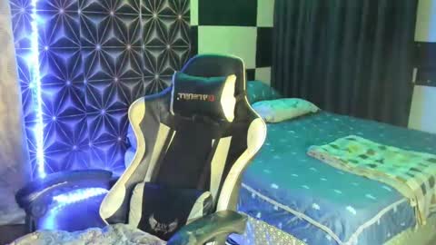 Snapshot of philhotbody chatting on 01/14/25, 11:42 AJ online show from 01/14/25, 11:42