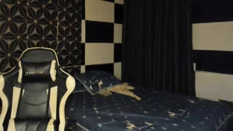 Snapshot of philhotbody chatting on 02/14/25, 10:17 AJ online show from 02/14/25, 10:17