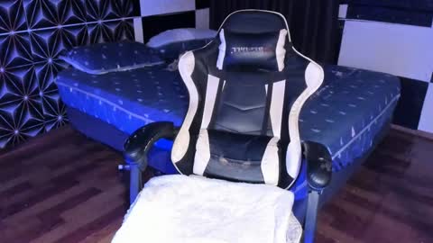 Snapshot of philhotbody chatting on 02/27/25, 10:48 AJ online show from 02/27/25, 10:48