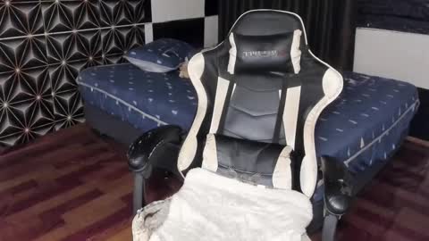 Snapshot of philhotbody chatting on 03/09/25, 03:32 AJ online show from 03/09/25, 03:32