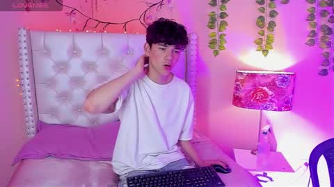 Snapshot of philippsx chatting on 03/18/26, 07:22 PHILLIP online show from 03/18/26, 07:22