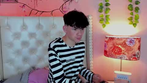 Snapshot of philippsx chatting on 03/21/26, 06:51 PHILLIP online show from 03/21/26, 06:51