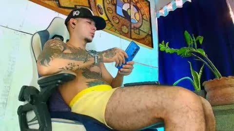 Snapshot of phlilloyhighclouds chatting on 10/26/25, 12:44 phlilloyhighclouds online show from 10/26/25, 12:44