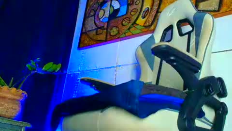 Snapshot of phlilloyhighclouds chatting on 10/27/25, 11:20 phlilloyhighclouds online show from 10/27/25, 11:20