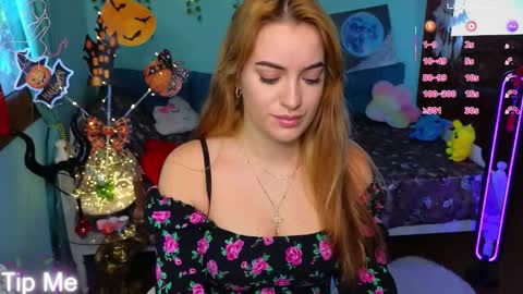 Snapshot of phoenixlunar chatting on 10/16/25, 06:36 Selena online show from 10/16/25, 06:36