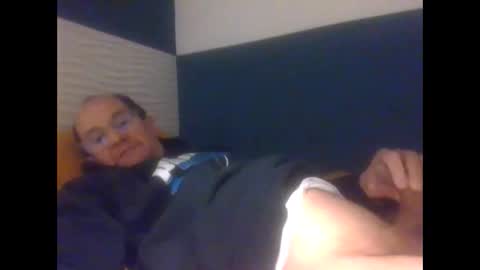 Snapshot of pichoun71 chatting on 02/24/25, 06:36 pichoun71 online show from 02/24/25, 06:36