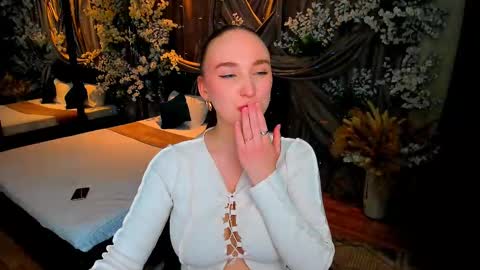 Emelie online show from 03/04/25, 09:11