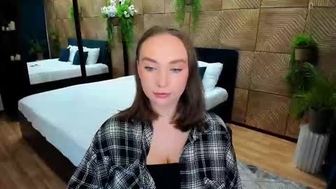 Emelie online show from 09/16/25, 04:08