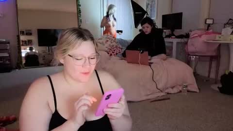 Snapshot of piggyrose chatting on 04/04/26, 03:05 Piggy Rose online show from 04/04/26, 03:05