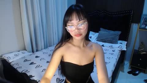 Snapshot of pinay_slutx chatting on 02/19/25, 10:56 dee online show from 02/19/25, 10:56