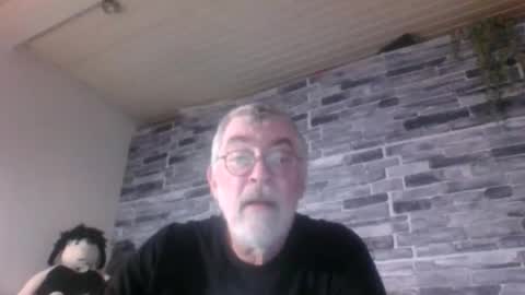 Snapshot of pinholder chatting on 11/03/25, 06:25 Michael online show from 11/03/25, 06:25
