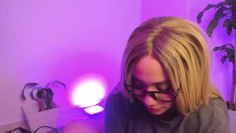 Snapshot of pink_quarz chatting on 02/28/26, 02:01 KELLY online show from 02/28/26, 02:01