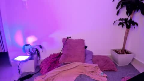 Snapshot of pink_quarz chatting on 05/08/26, 12:27 KELLY online show from 05/08/26, 12:27