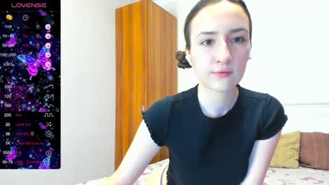 Snapshot of pink_soda33 chatting on 06/21/26, 06:05 pink_soda33 online show from 06/21/26, 06:05