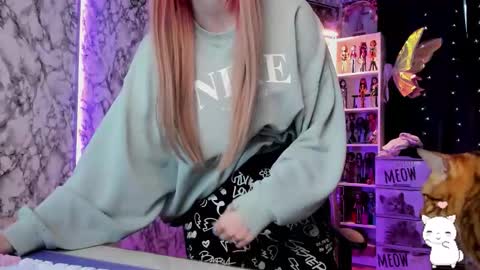 Snapshot of pink_ss chatting on 02/19/26, 10:44 Saly online show from 02/19/26, 10:44