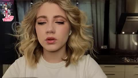 Snapshot of pinkadele chatting on 02/18/25, 12:06 Adele online show from 02/18/25, 12:06