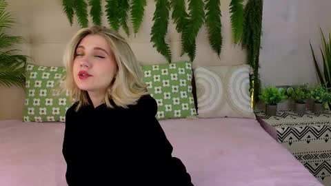 Snapshot of pinkadele chatting on 10/09/25, 09:40 Adele online show from 10/09/25, 09:40