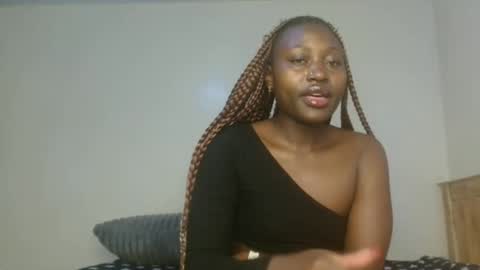 Snapshot of pinklover2003 chatting on 05/15/26, 11:06 Serena online show from 05/15/26, 11:06