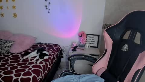 Snapshot of pinkpantherr_ chatting on 04/20/26, 09:05 Sarah .. online show from 04/20/26, 09:05