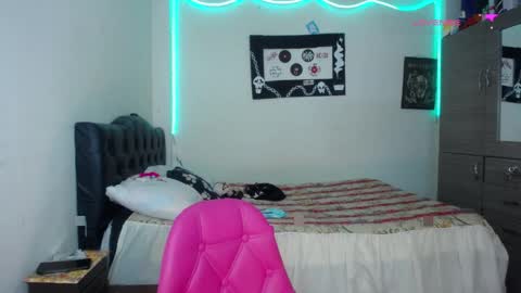 Snapshot of pinky_pinky_ chatting on 04/06/26, 01:12 VIOLETA LOPEZ online show from 04/06/26, 01:12