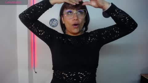 Snapshot of pinky_pinky_ chatting on 05/10/26, 06:13 VIOLETA LOPEZ online show from 05/10/26, 06:13