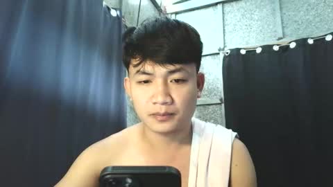 Snapshot of pinoy_petitehugecock chatting on 10/21/25, 05:52 alex online show from 10/21/25, 05:52