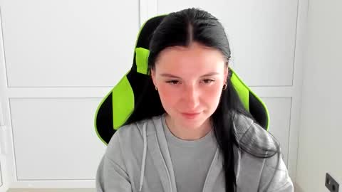 Snapshot of piper_smilee chatting on 05/19/26, 12:44 Piper online show from 05/19/26, 12:44