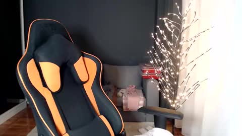 piscesgirl06 online show from 12/10/24, 05:50