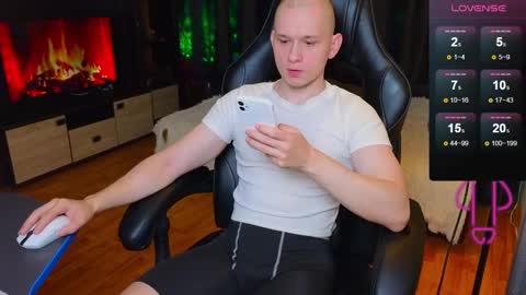 Snapshot of pistonpojizni chatting on 01/03/25, 11:23 STRONGBEAUTY online show from 01/03/25, 11:23