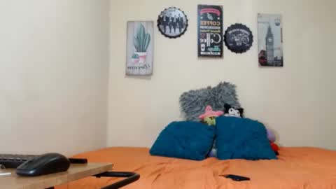 Snapshot of pitches_02 chatting on 12/22/25, 07:16 Alejandra online show from 12/22/25, 07:16