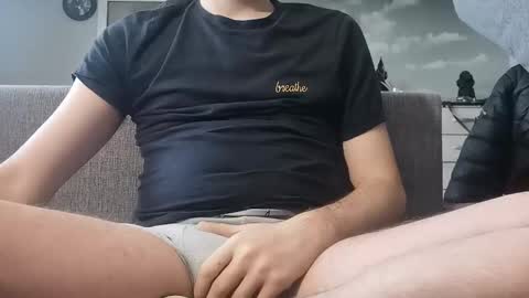 Snapshot of pladplad chatting on 12/18/24, 08:31 PLADPLAS online show from 12/18/24, 08:31