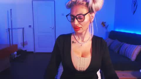 Victoria online show from 12/21/24, 09:47