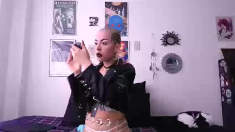 Snapshot of plutonbluemoon_999 chatting on 09/24/25, 08:23 online show from 09/24/25, 08:23