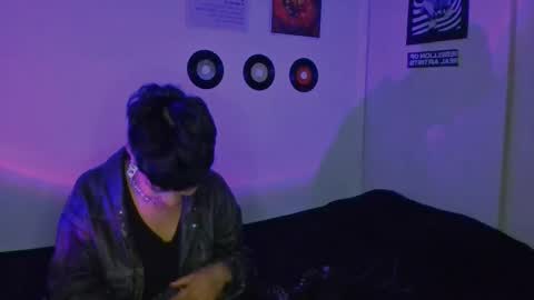 Snapshot of plutonbluemoon_999 chatting on 09/26/25, 07:23 online show from 09/26/25, 07:23