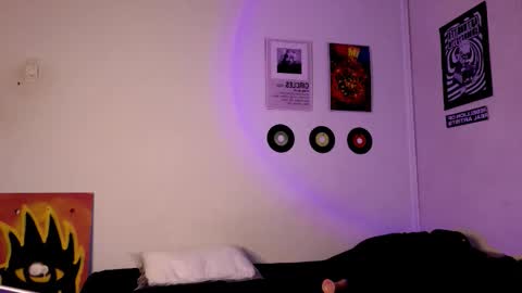 Snapshot of plutonbluemoon_999 chatting on 09/30/25, 03:44 online show from 09/30/25, 03:44