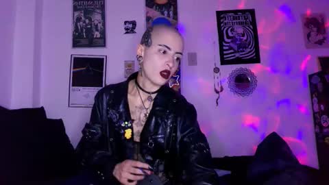 Snapshot of plutonbluemoon_999 chatting on 10/24/25, 01:03 online show from 10/24/25, 01:03