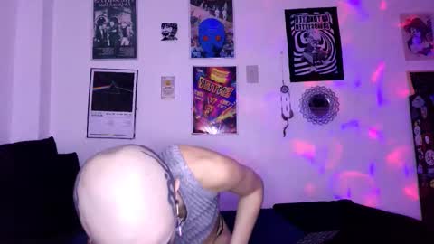 Snapshot of plutonbluemoon_999 chatting on 10/24/25, 11:45 online show from 10/24/25, 11:45