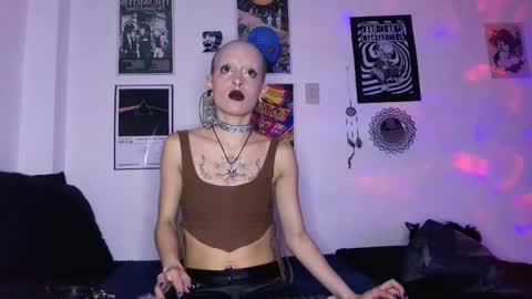 Snapshot of plutonbluemoon_999 chatting on 11/06/25, 11:37 online show from 11/06/25, 11:37