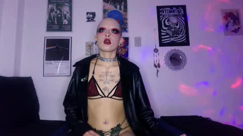 Snapshot of plutonbluemoon_999 chatting on 11/13/25, 10:52 online show from 11/13/25, 10:52