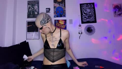 Snapshot of plutonbluemoon_999 chatting on 11/27/25, 02:13 online show from 11/27/25, 02:13