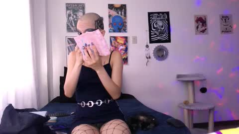 Snapshot of plutonbluemoon_999 chatting on 12/20/25, 09:55 online show from 12/20/25, 09:55