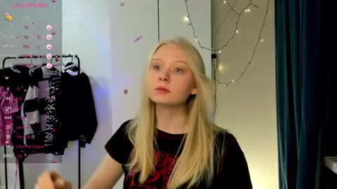 Snapshot of pocet_barbie chatting on 01/22/25, 01:42 Mary online show from 01/22/25, 01:42